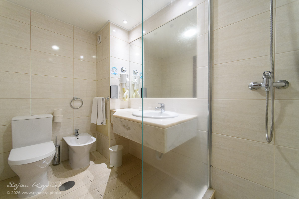 Badezimmer mit begehbarer Dusche im Cais da Oliveira